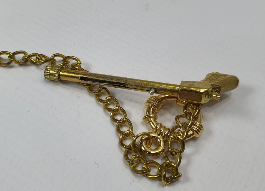 SALLAMASINDA BIÇAK OLAN CEP SAATİ KÖSTEĞİ