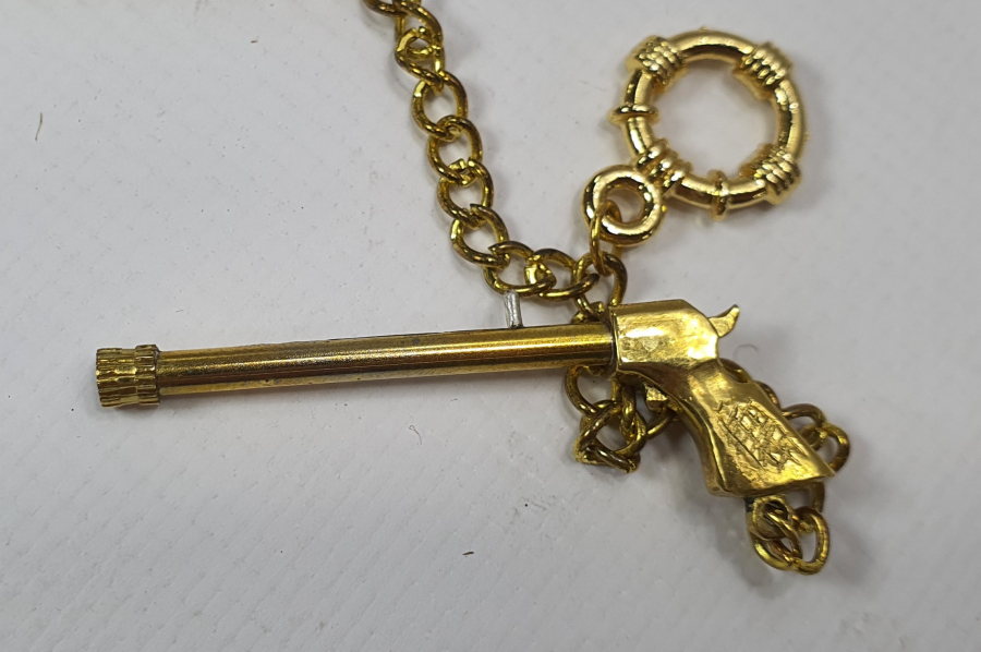 SALLAMASINDA BIÇAK OLAN CEP SAATİ KÖSTEĞİ