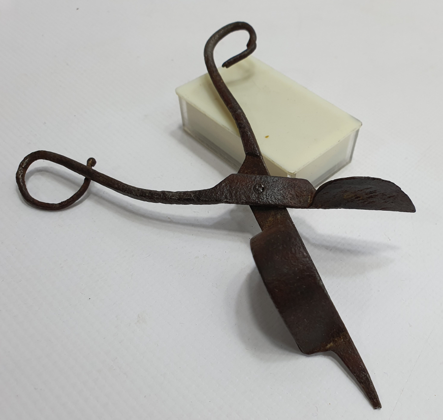 1800 BAŞLARI EL DÖVME DEMİRDEN MAMUL MUM MAKASI