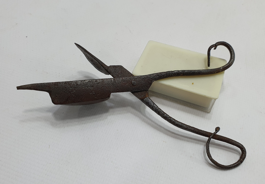 1800 BAŞLARI EL DÖVME DEMİRDEN MAMUL MUM MAKASI