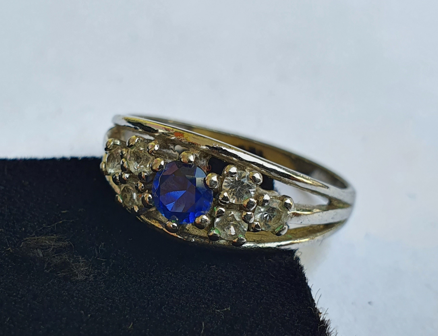 ÜZERİ SAFİR TAŞLI VE PIRLANTALI ÖZEL KESİM YÜZÜK