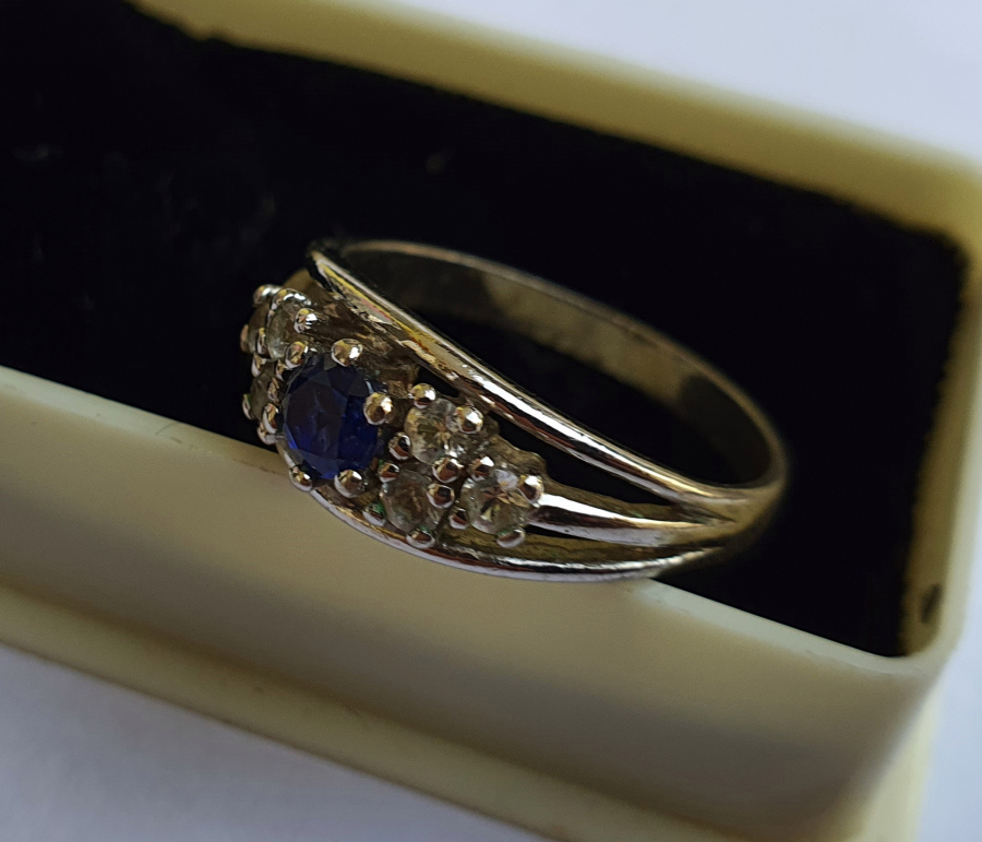 ÜZERİ SAFİR TAŞLI VE PIRLANTALI ÖZEL KESİM YÜZÜK