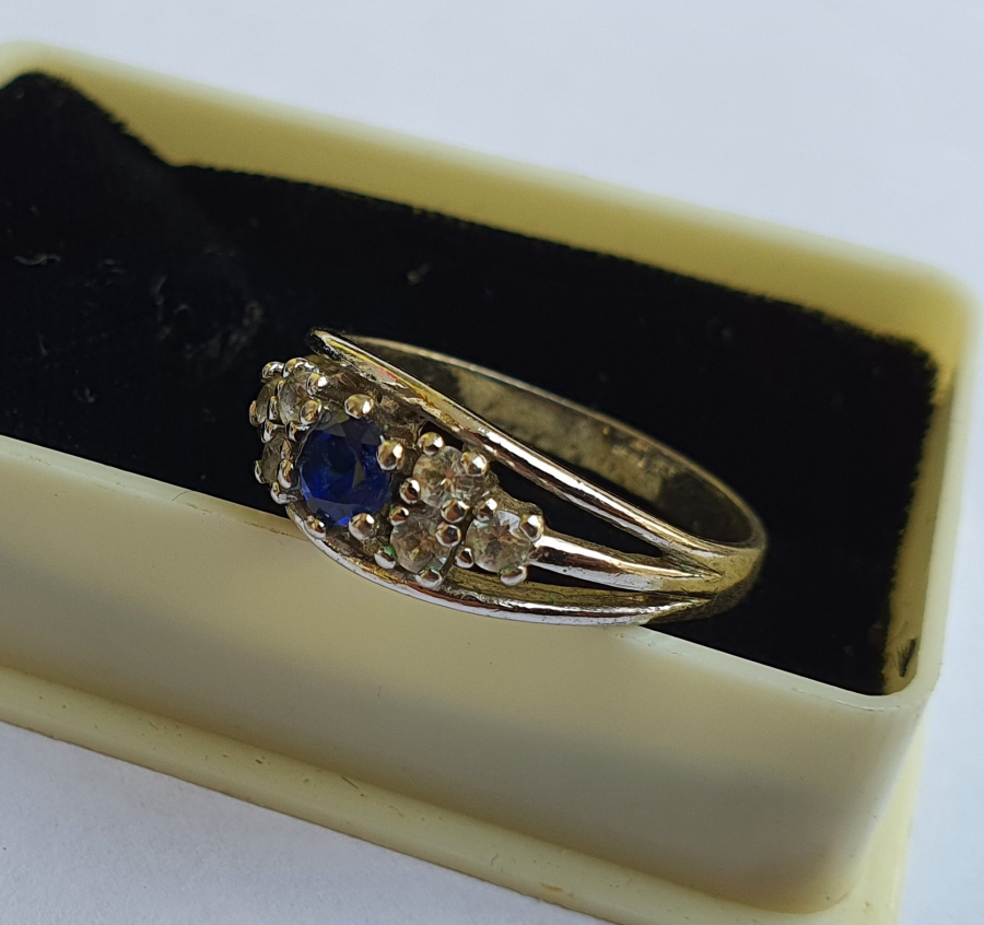 ÜZERİ SAFİR TAŞLI VE PIRLANTALI ÖZEL KESİM YÜZÜK