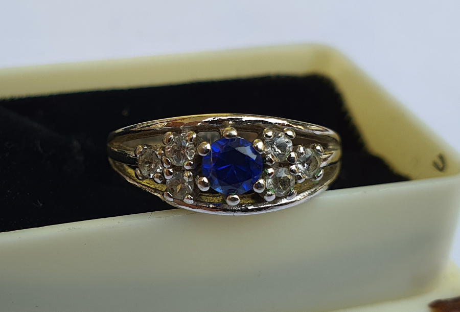 ÜZERİ SAFİR TAŞLI VE PIRLANTALI ÖZEL KESİM YÜZÜK