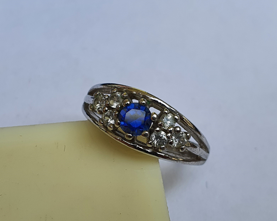 ÜZERİ SAFİR TAŞLI VE PIRLANTALI ÖZEL KESİM YÜZÜK