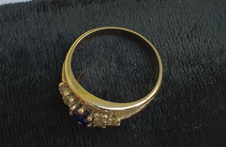 ÜZERİ SAFİR TAŞLI VE PIRLANTALI ÖZEL KESİM YÜZÜK