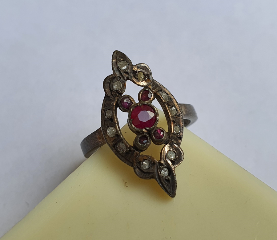 ÜZERİ YAKUT VE ELMAS TAŞLARLA SÜSLÜ ÖZEL YAPIM YÜZÜK