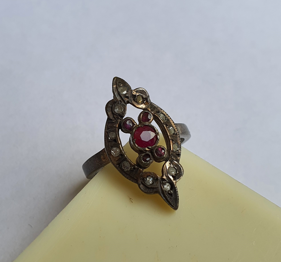 ÜZERİ YAKUT VE ELMAS TAŞLARLA SÜSLÜ ÖZEL YAPIM YÜZÜK