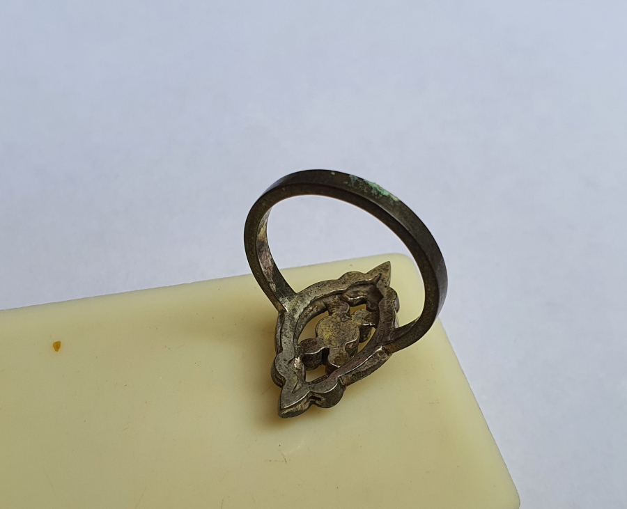 ÜZERİ YAKUT VE ELMAS TAŞLARLA SÜSLÜ ÖZEL YAPIM YÜZÜK