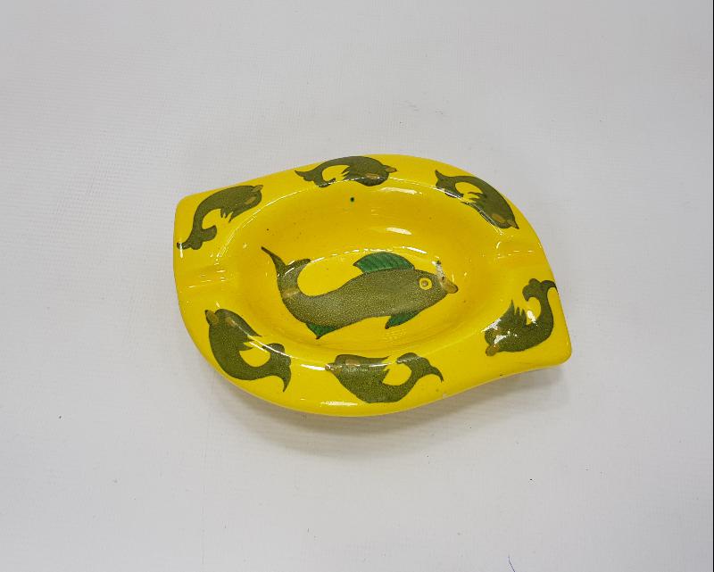 SITKI OLÇAR İMZALI BALIK DESENLERİYLE SÜSLÜ SERAMİK KÜL TABLASI