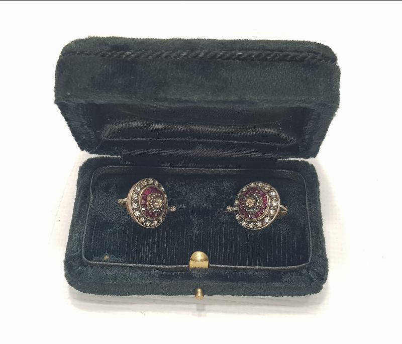 YAKUT VE ELMAS TAŞLARLA SÜSLÜ BİR ÇİFT KÜPE