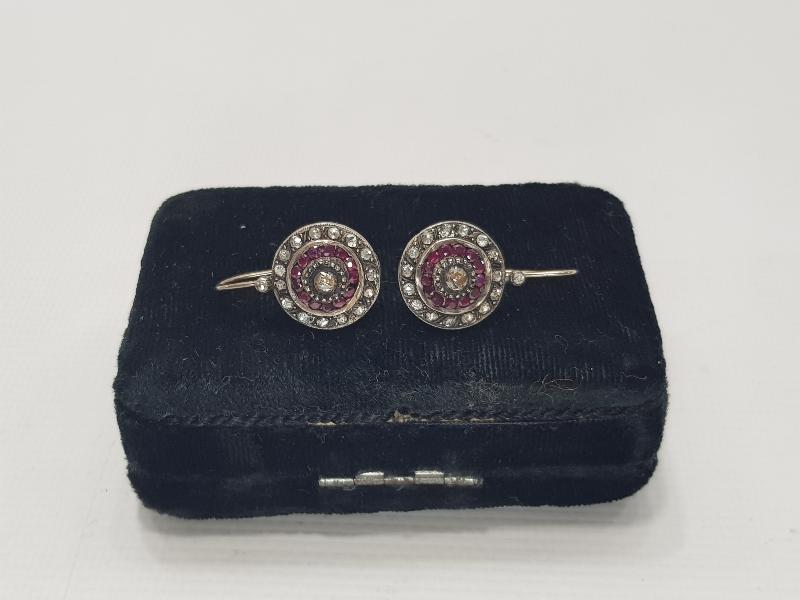 YAKUT VE ELMAS TAŞLARLA SÜSLÜ BİR ÇİFT KÜPE