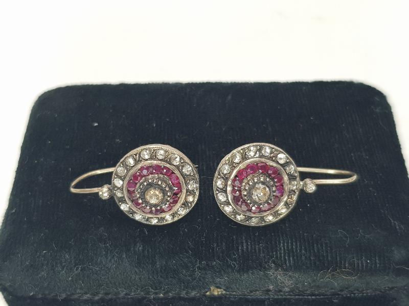 YAKUT VE ELMAS TAŞLARLA SÜSLÜ BİR ÇİFT KÜPE