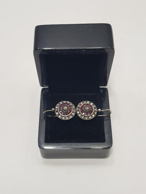 YAKUT VE ELMAS TAŞLARLA SÜSLÜ BİR ÇİFT KÜPE