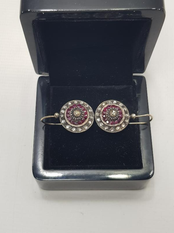 YAKUT VE ELMAS TAŞLARLA SÜSLÜ BİR ÇİFT KÜPE