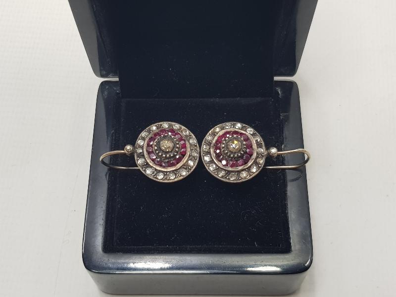 YAKUT VE ELMAS TAŞLARLA SÜSLÜ BİR ÇİFT KÜPE