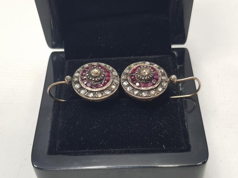 YAKUT VE ELMAS TAŞLARLA SÜSLÜ BİR ÇİFT KÜPE