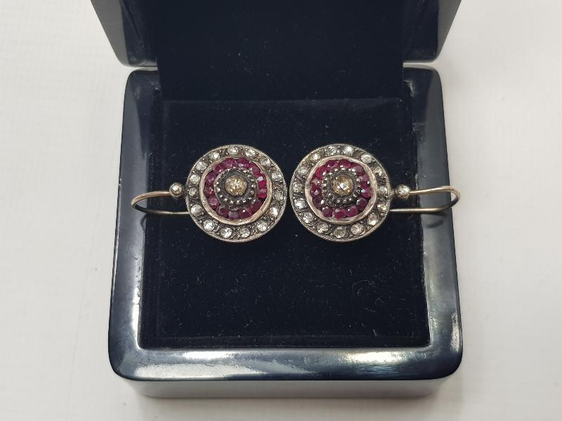 YAKUT VE ELMAS TAŞLARLA SÜSLÜ BİR ÇİFT KÜPE