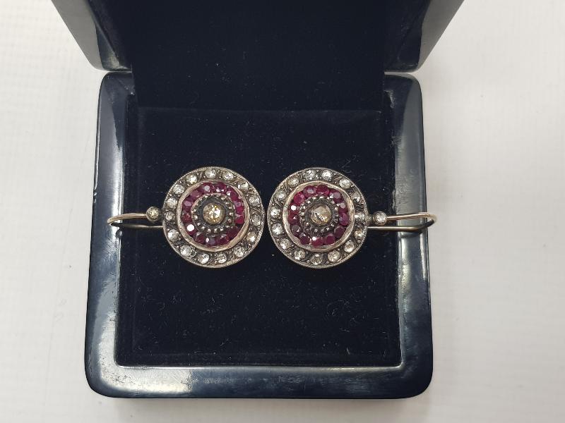 YAKUT VE ELMAS TAŞLARLA SÜSLÜ BİR ÇİFT KÜPE