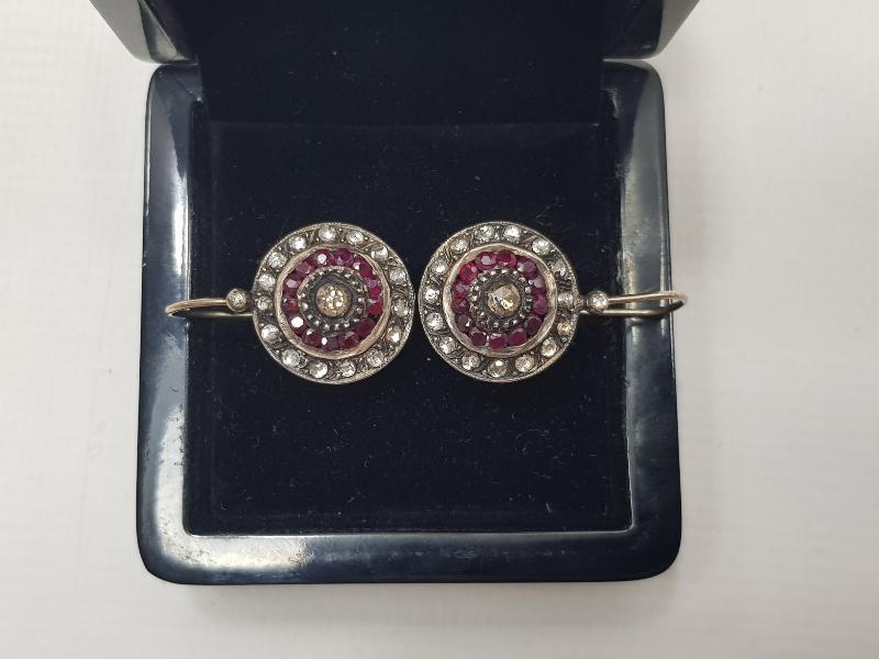 YAKUT VE ELMAS TAŞLARLA SÜSLÜ BİR ÇİFT KÜPE