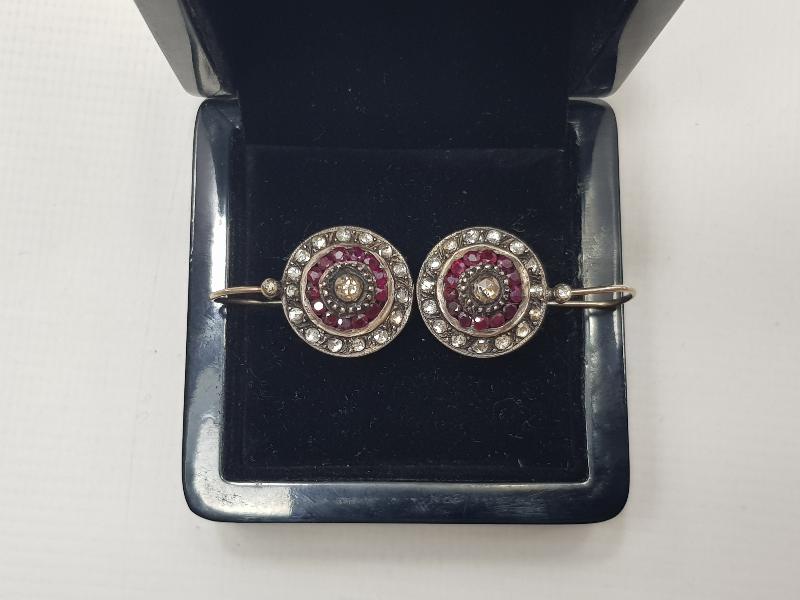 YAKUT VE ELMAS TAŞLARLA SÜSLÜ BİR ÇİFT KÜPE