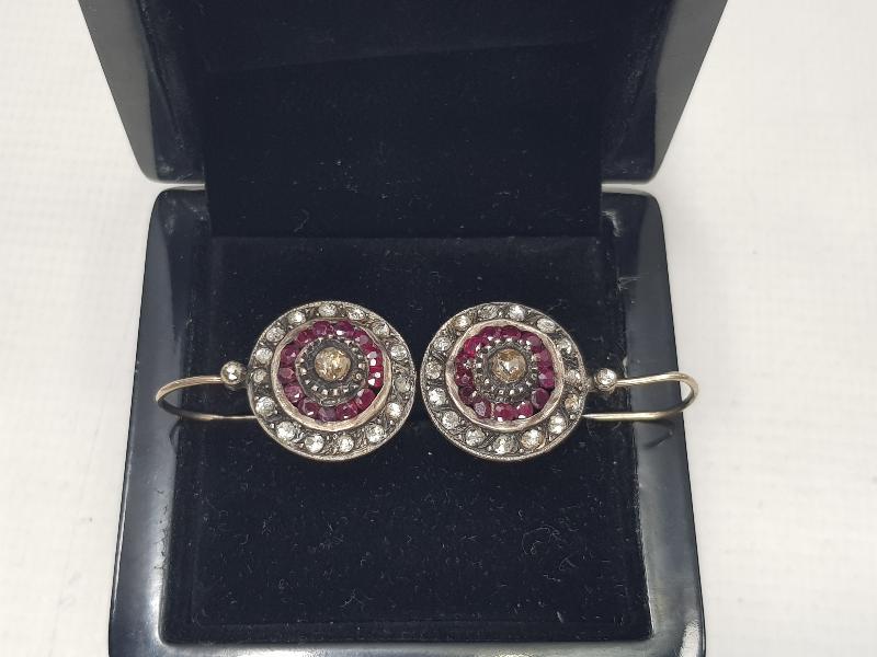 YAKUT VE ELMAS TAŞLARLA SÜSLÜ BİR ÇİFT KÜPE