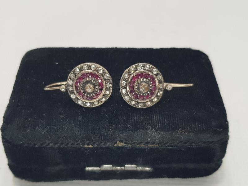 YAKUT VE ELMAS TAŞLARLA SÜSLÜ BİR ÇİFT KÜPE