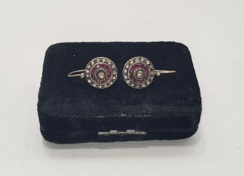 YAKUT VE ELMAS TAŞLARLA SÜSLÜ BİR ÇİFT KÜPE