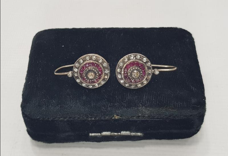 YAKUT VE ELMAS TAŞLARLA SÜSLÜ BİR ÇİFT KÜPE