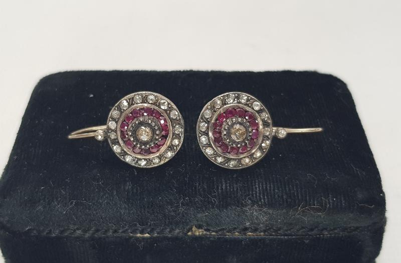 YAKUT VE ELMAS TAŞLARLA SÜSLÜ BİR ÇİFT KÜPE