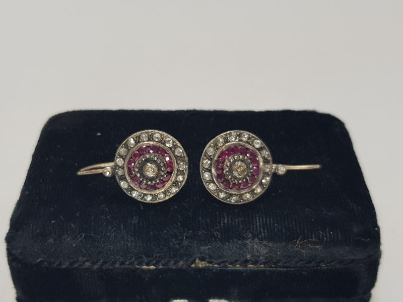 YAKUT VE ELMAS TAŞLARLA SÜSLÜ BİR ÇİFT KÜPE