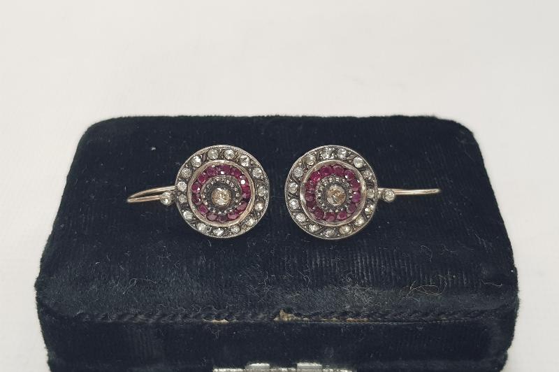 YAKUT VE ELMAS TAŞLARLA SÜSLÜ BİR ÇİFT KÜPE