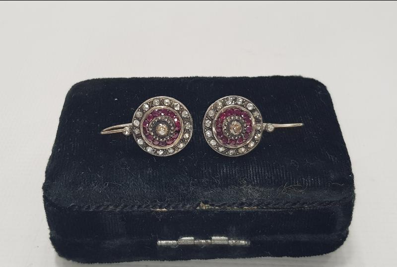 YAKUT VE ELMAS TAŞLARLA SÜSLÜ BİR ÇİFT KÜPE