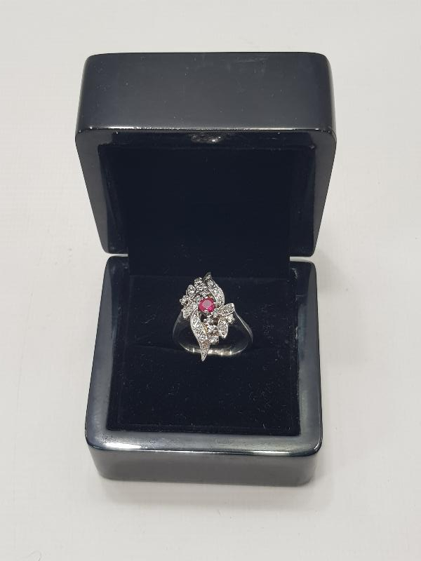 YAKUT VE PIRLANTA TAŞLARLA SÜSLÜ YÜZÜK 