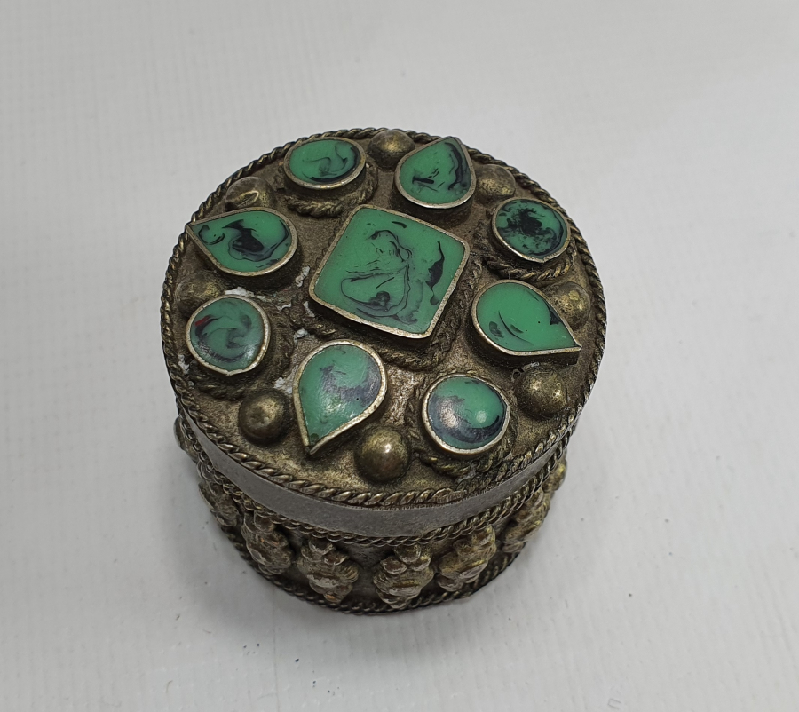 ÜZERİ DOĞAL TAŞLARLA SÜSLÜ ANTİKA KUTU