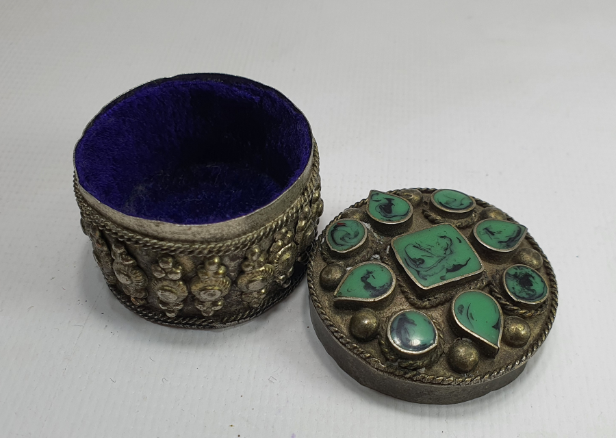 ÜZERİ DOĞAL TAŞLARLA SÜSLÜ ANTİKA KUTU