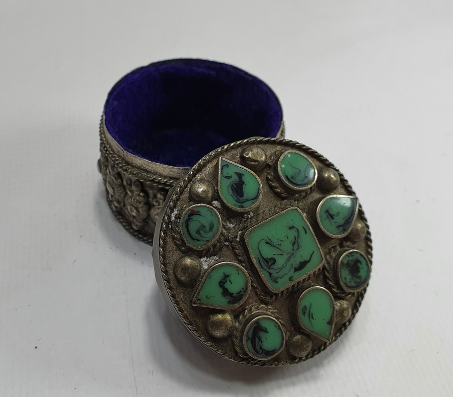 ÜZERİ DOĞAL TAŞLARLA SÜSLÜ ANTİKA KUTU