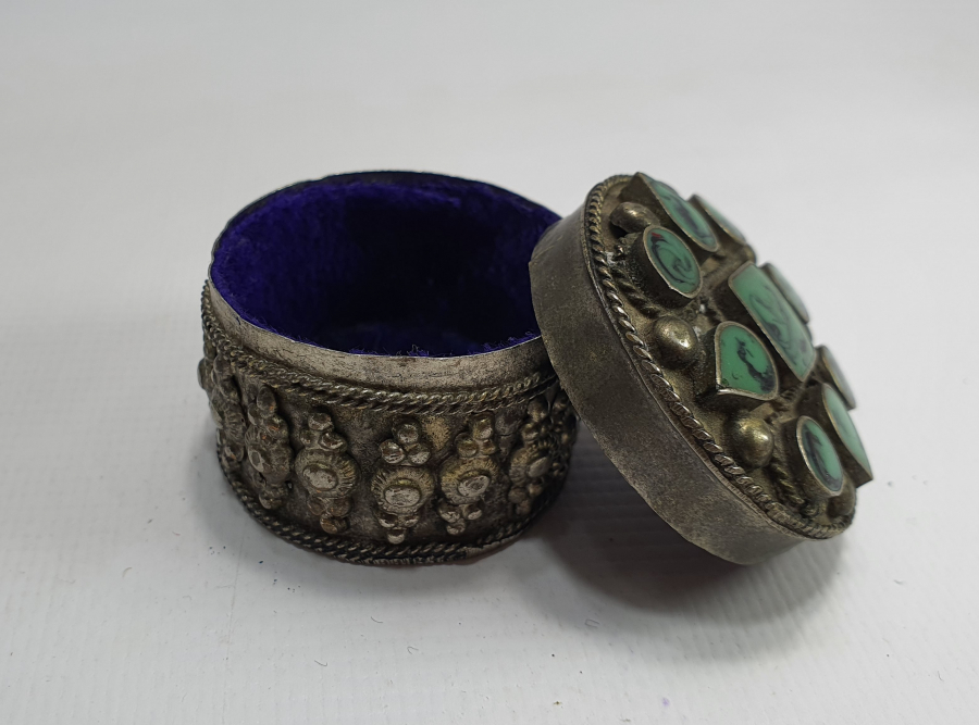 ÜZERİ DOĞAL TAŞLARLA SÜSLÜ ANTİKA KUTU