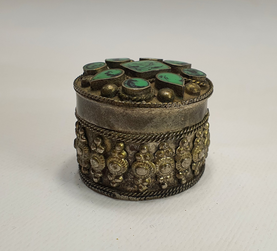 ÜZERİ DOĞAL TAŞLARLA SÜSLÜ ANTİKA KUTU