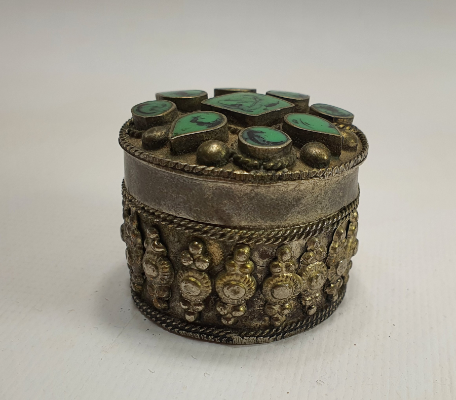 ÜZERİ DOĞAL TAŞLARLA SÜSLÜ ANTİKA KUTU