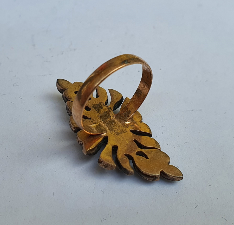 ÜZERİNDE ELMAS VE YAKUT TAŞLAR BULUNAN YAPRAK FORMUNDA ÖZEL YAPIM ANTİKA ALTIN YÜZÜK