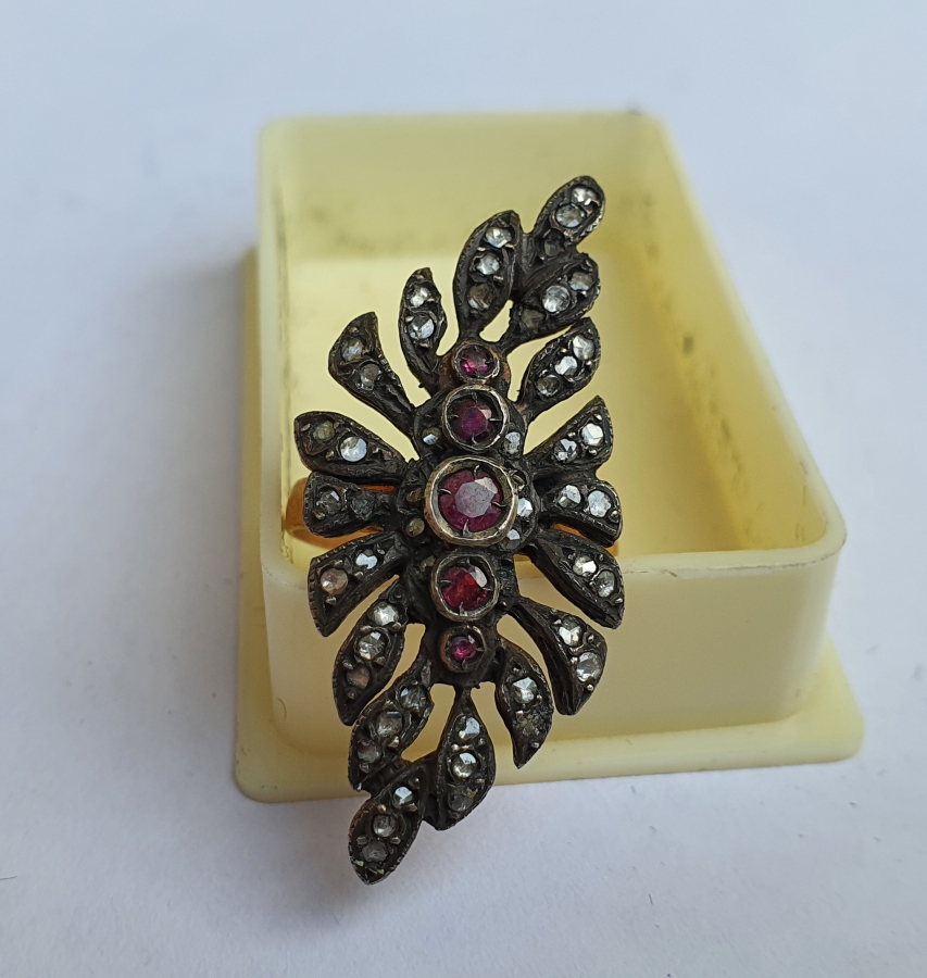 ÜZERİNDE ELMAS VE YAKUT TAŞLAR BULUNAN YAPRAK FORMUNDA ÖZEL YAPIM ANTİKA ALTIN YÜZÜK