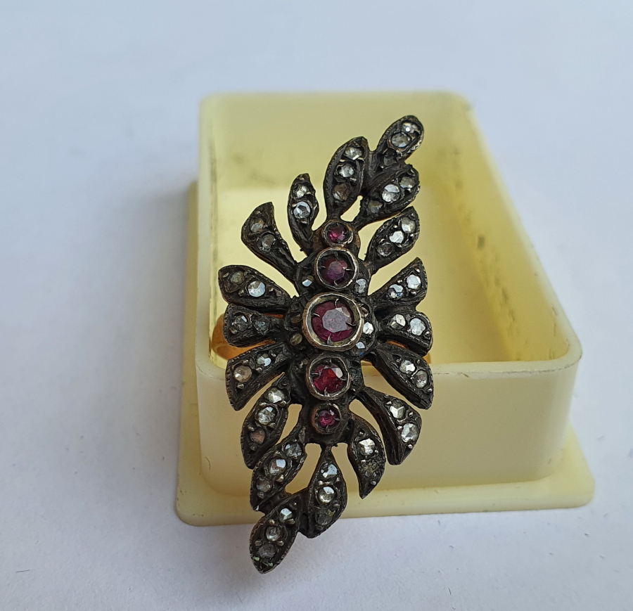 ÜZERİNDE ELMAS VE YAKUT TAŞLAR BULUNAN YAPRAK FORMUNDA ÖZEL YAPIM ANTİKA ALTIN YÜZÜK