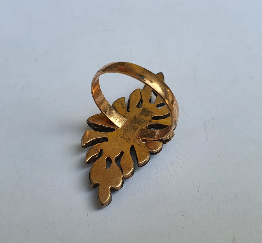 ÜZERİNDE ELMAS VE YAKUT TAŞLAR BULUNAN YAPRAK FORMUNDA ÖZEL YAPIM ANTİKA ALTIN YÜZÜK