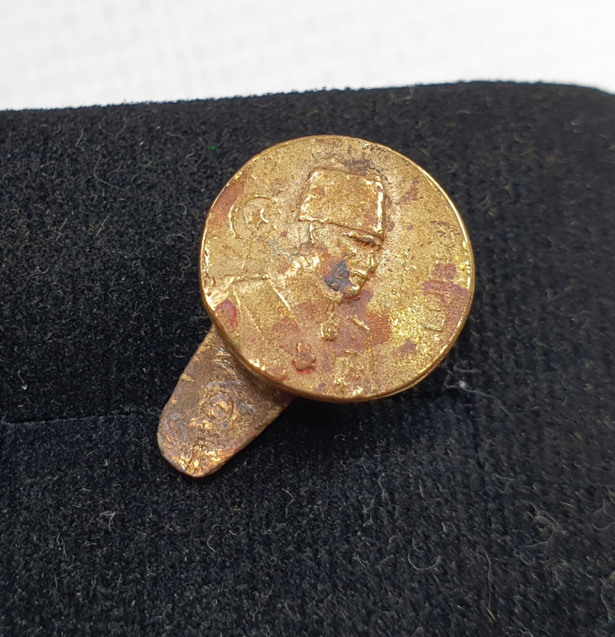 ÜZERİNDE OSMANLICA ROZET VE OSMANLICA YAZI BULUNAN ATATÜRK ROZET