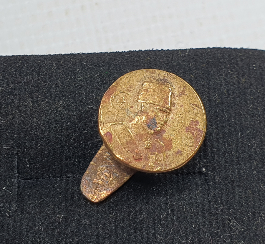 ÜZERİNDE OSMANLICA ROZET VE OSMANLICA YAZI BULUNAN ATATÜRK ROZET