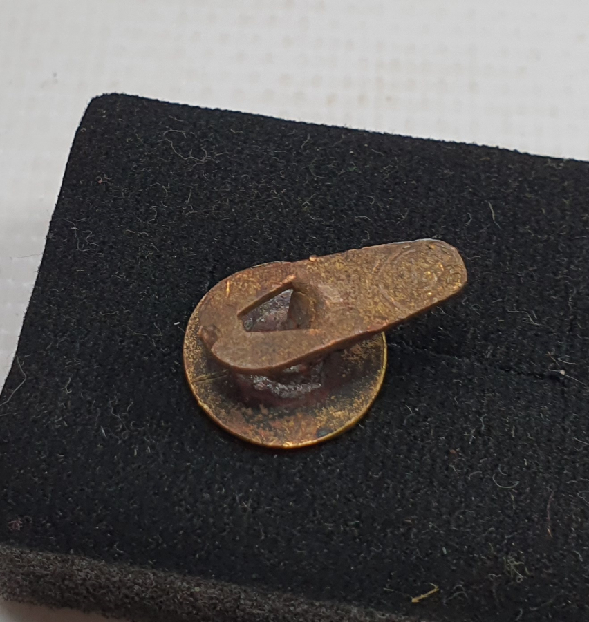 ÜZERİNDE OSMANLICA ROZET VE OSMANLICA YAZI BULUNAN ATATÜRK ROZET