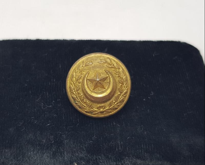 1. DÜNYA SAVAŞI DÖNEMİ OSMANLICA YAZILI NADİR FORMDA SUBAY DÜĞMESİ 