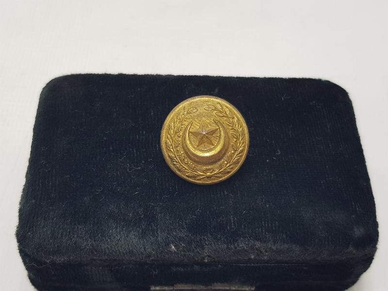 1. DÜNYA SAVAŞI DÖNEMİ OSMANLICA YAZILI NADİR FORMDA SUBAY DÜĞMESİ 