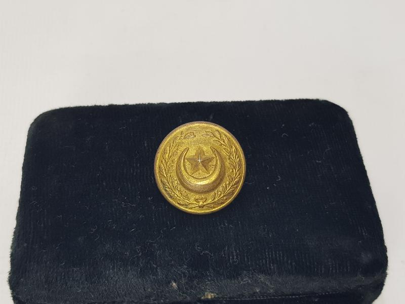 1. DÜNYA SAVAŞI DÖNEMİ OSMANLICA YAZILI NADİR FORMDA SUBAY DÜĞMESİ 